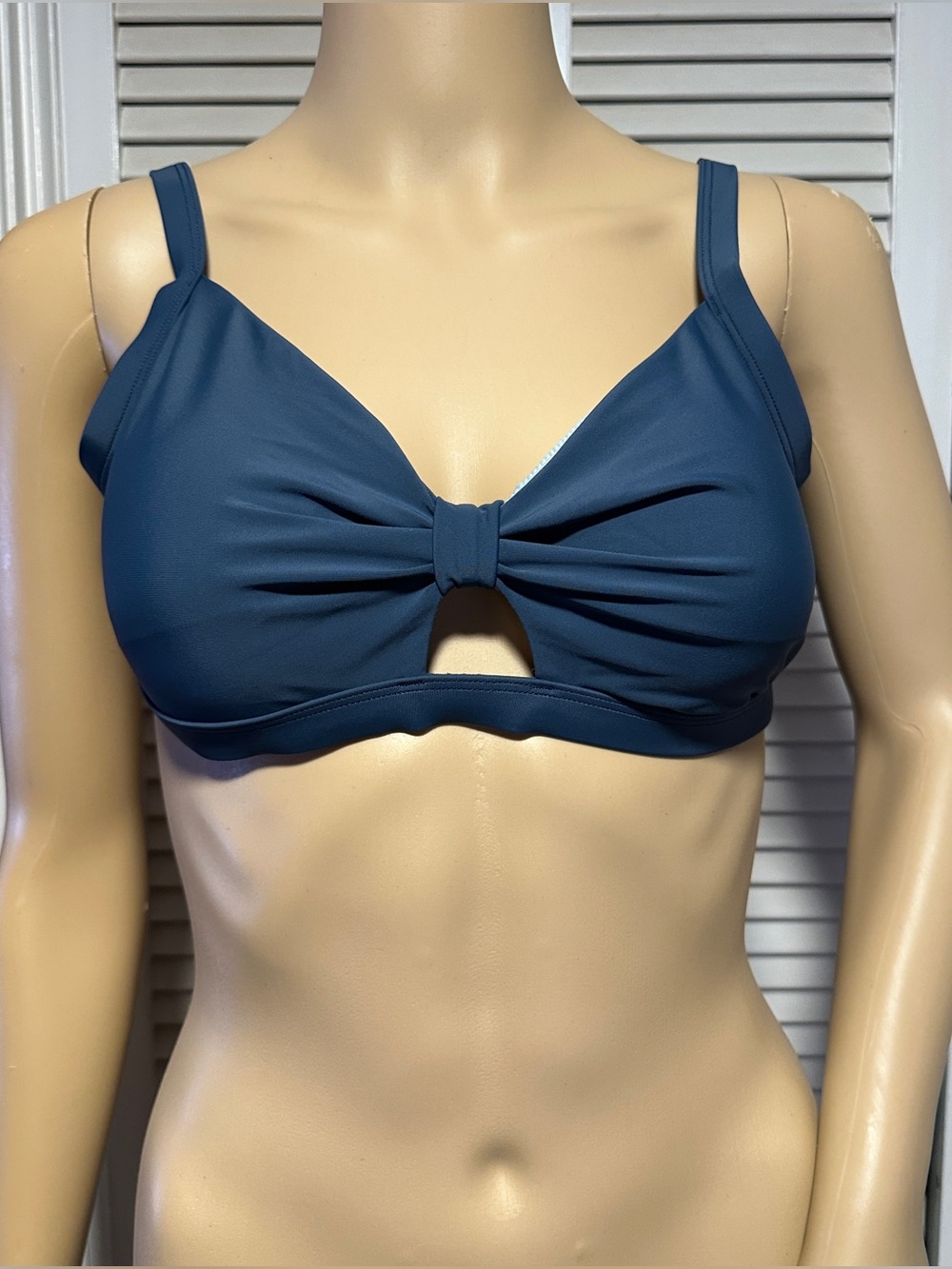 NWT Cupshe  Blue Key Hole Bikini Top Crisscross Back Tie Large